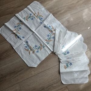 Embroidered Floral Linen Table Runner and Napkins Set EUC/Like New